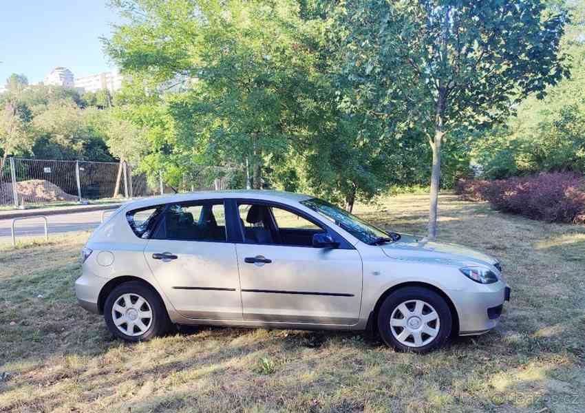 Mazda 3, pěkná - garážována - foto 2