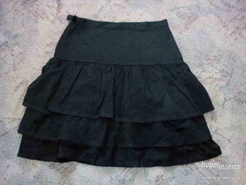 Krátká černá sukně
