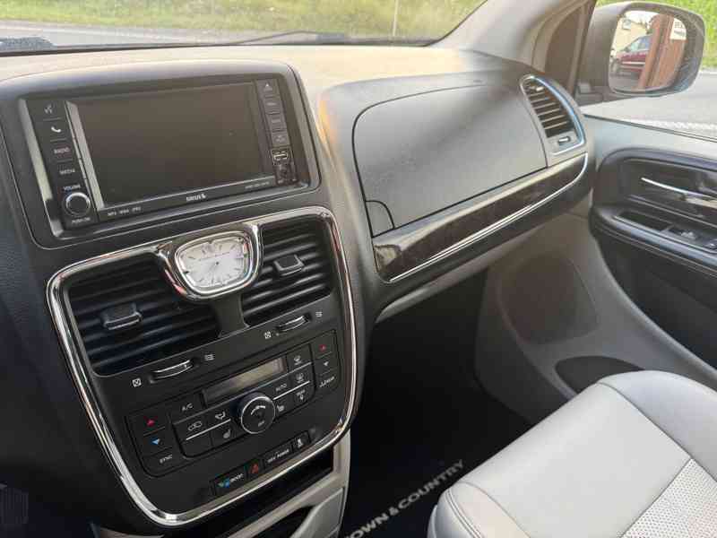 Chrysler Town Country 3,6 Penta DVD 2011 - foto 16