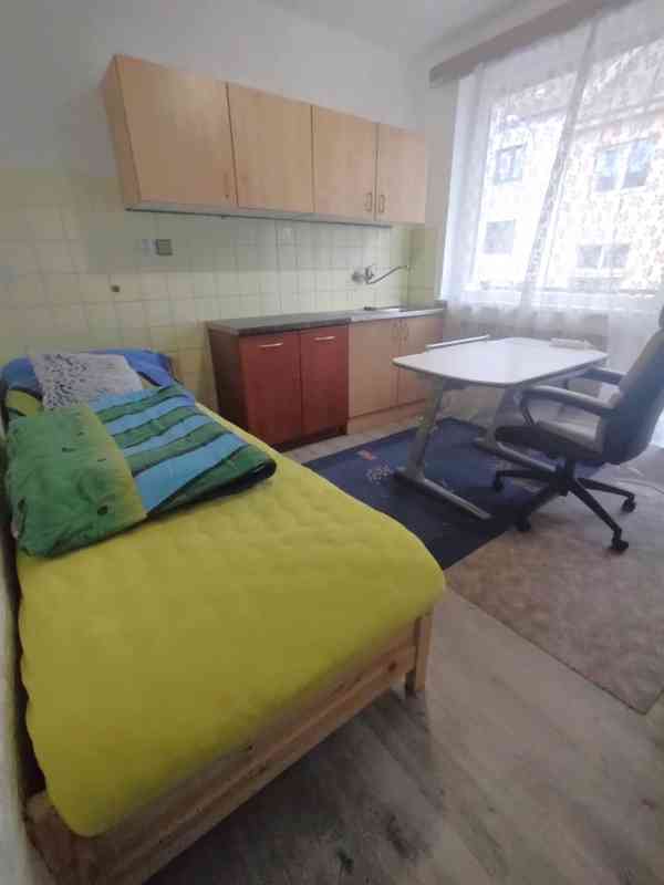 1.lůž. pokoj s balkonem a k. linkou v RD, student/ka - foto 2