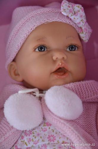 Realistická panenka Petit gorra ve světle růžovém svetříku - foto 1
