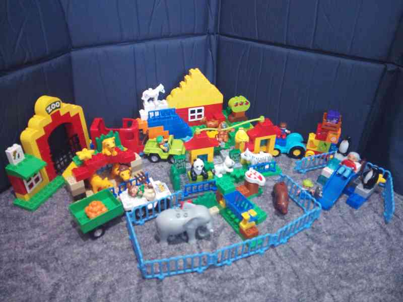DuploVelká Duplo stavebnice smíchaná dohromady - foto 3