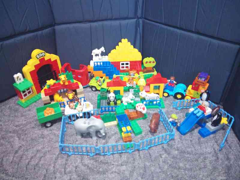 DuploVelká Duplo stavebnice smíchaná dohromady