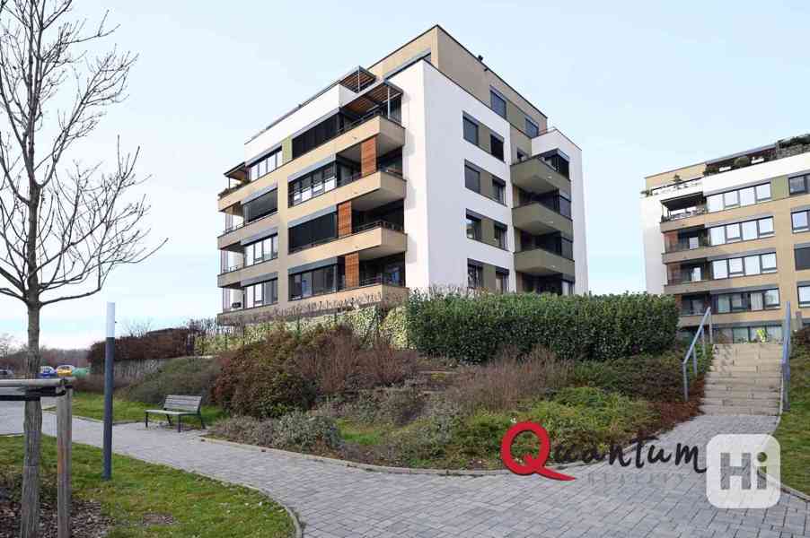 Exkluzivně nabízíme: Pronájem moderního bytu 3+kk s terasou, garážovým stáním a sklepem, Praha 10 -  - foto 19