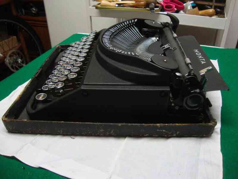 Starožitný retro kufříkový psací stroj Monta funkční pěkný - foto 11