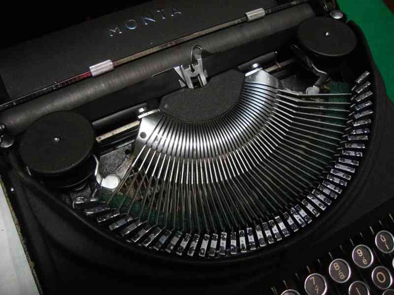 Starožitný retro kufříkový psací stroj Monta funkční pěkný - foto 4