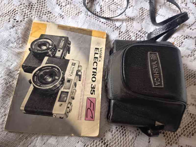 Prodám kinofilmový fotoaparát Yashica electro + objektiv - foto 2