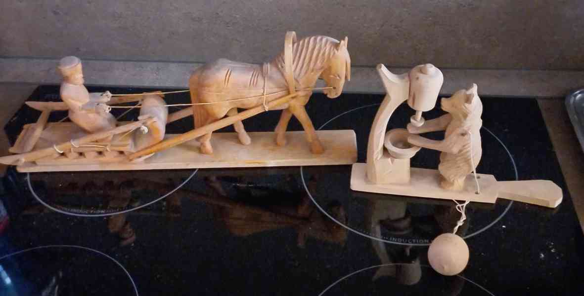 Dřevěná kompozice Muž na saních se zapřaženým koněm