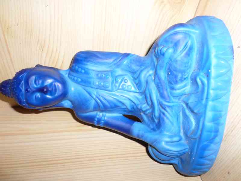 Soška sedícího Buddhy z modrého lisovaného skla Art Deco - foto 2