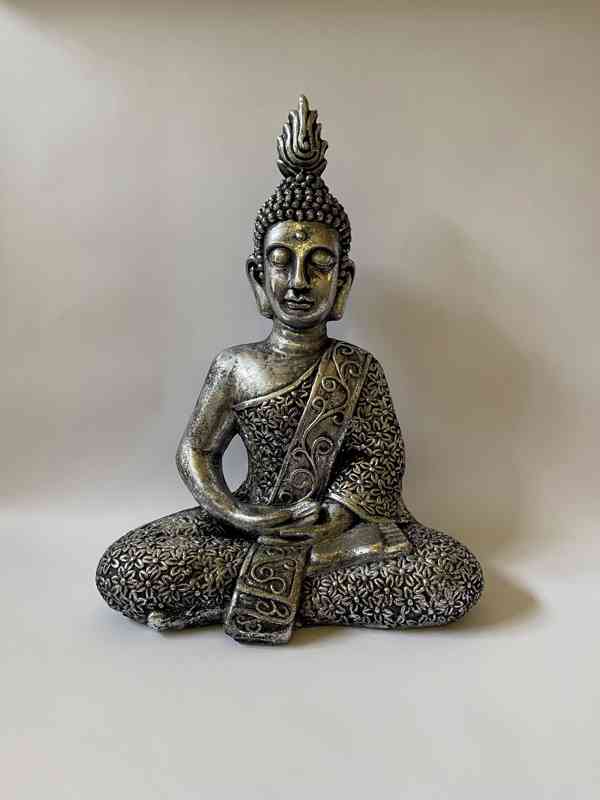 Buddha sedící - stříbrná socha