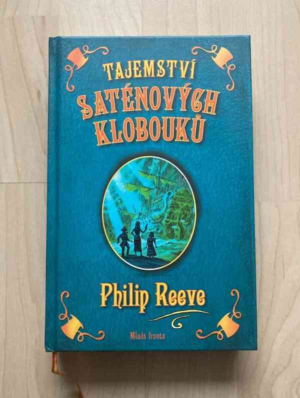 🌿 2 knížky Philip Reeve Tajemství ... + Pekelné vynálezy 🌿 - foto 2