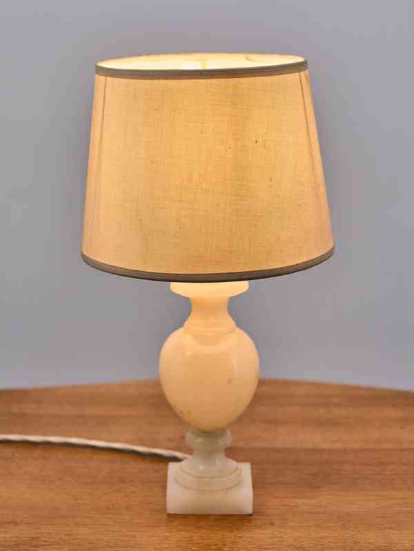 Starožitná stolní lampička z mramoru s látkovým stínidlem