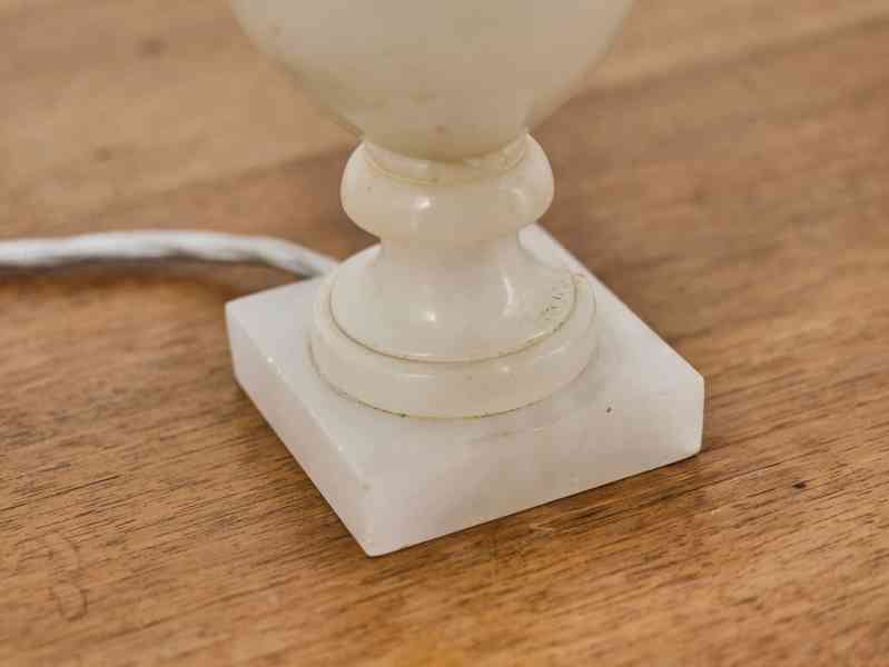 Starožitná stolní lampička z mramoru s látkovým stínidlem - foto 6