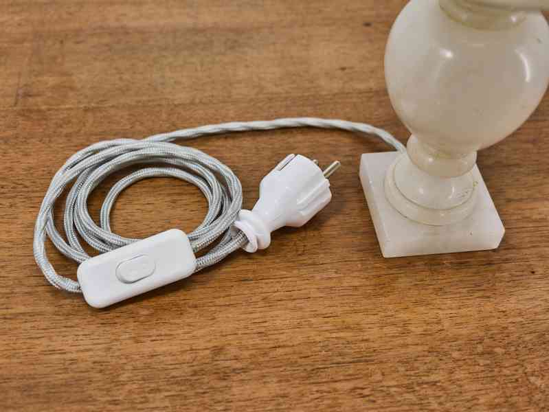 Starožitná stolní lampička z mramoru s látkovým stínidlem - foto 5