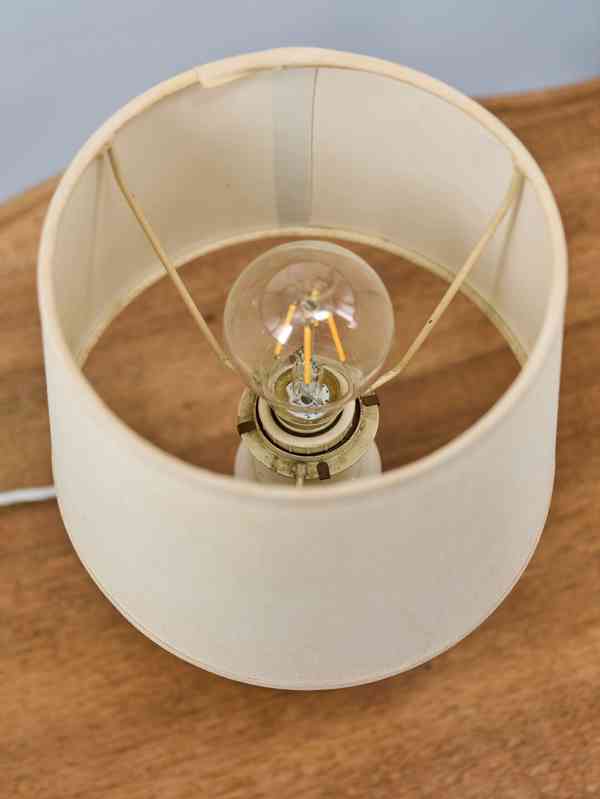 Starožitná stolní lampička z mramoru s látkovým stínidlem - foto 3