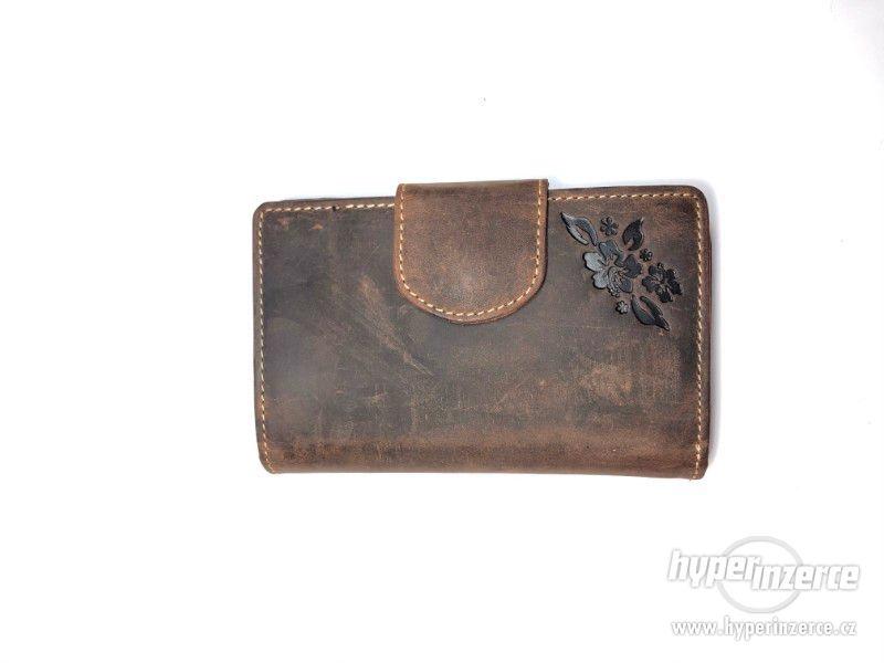Dámská kožená peněženka s knoflíkem - tmavě hnědá - foto 1
