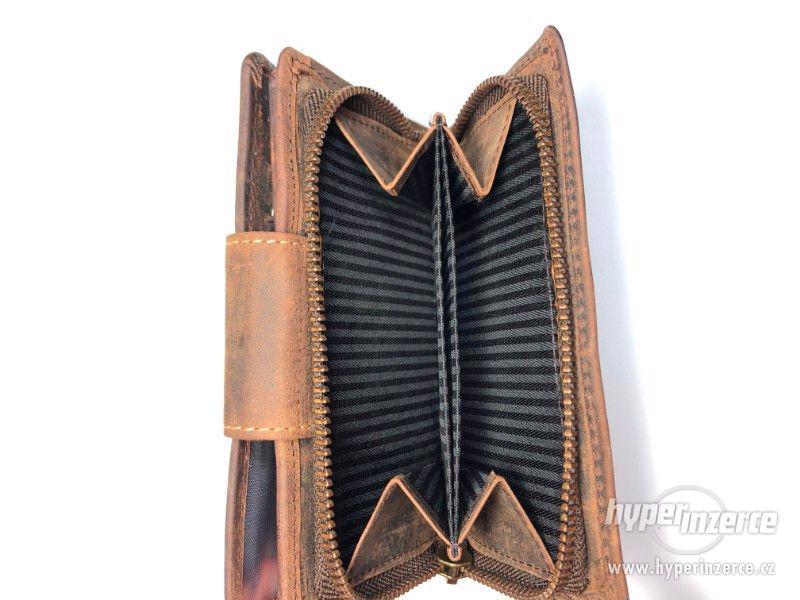Dámská kožená peněženka s knoflíkem - tmavě hnědá - foto 4
