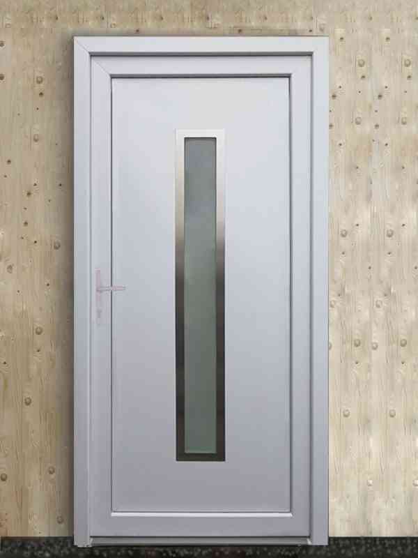 Vchodové plastové dveře bílé sklo-kov 5bodový zám. Topován
