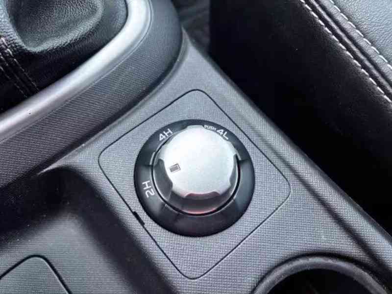 Isuzu D-Max 2,0d 4x4 Premium 120kw - foto 4