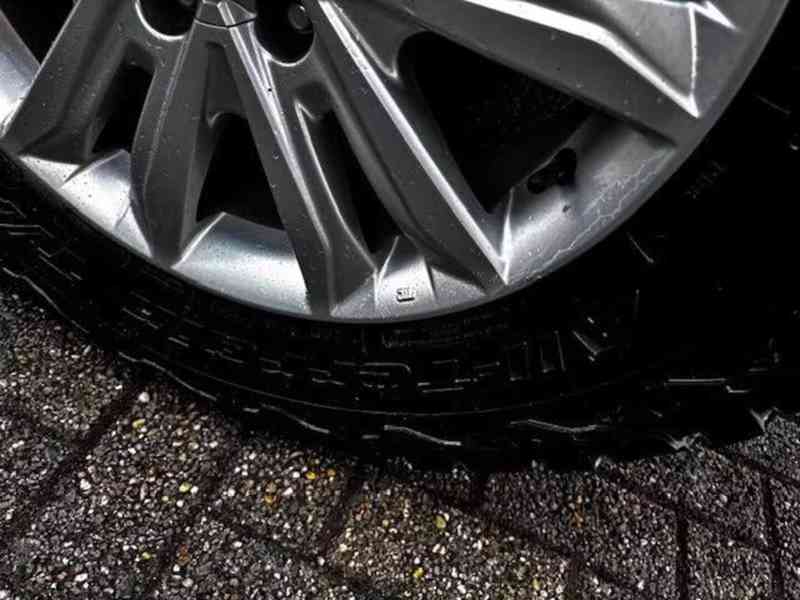 Isuzu D-Max 2,0d 4x4 Premium 120kw - foto 14