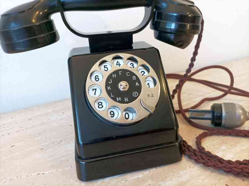 Krásný starožitný telefonní přístroj Telegrafia z roku 1936 