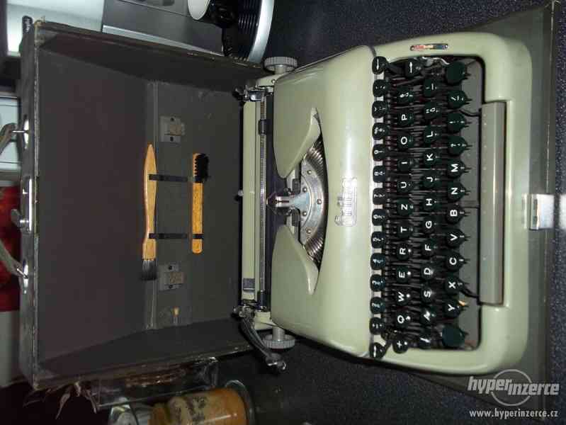 starý psací stroj - foto 1