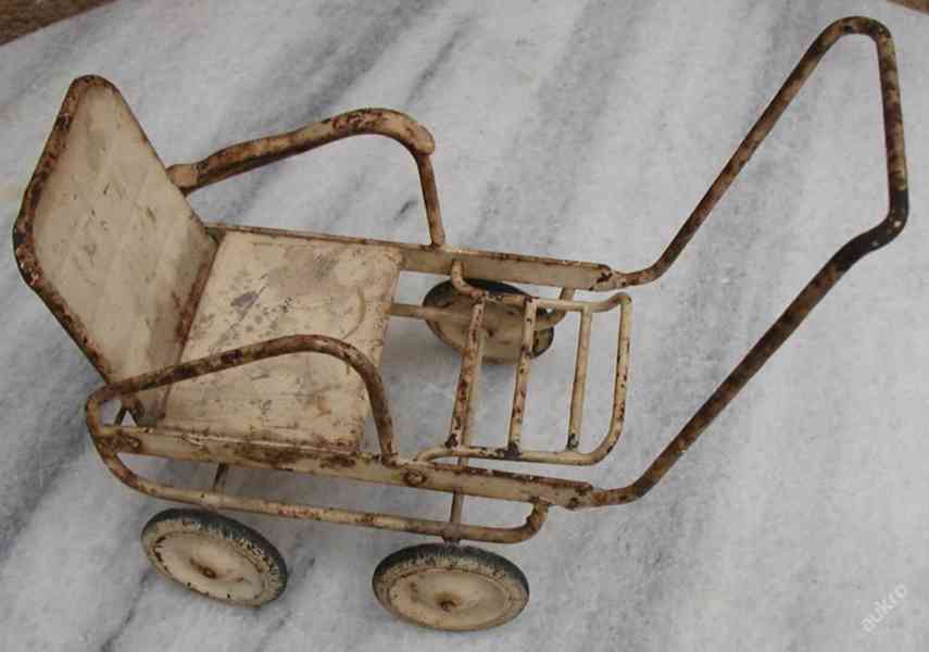 Retro kočárek s panenkou - foto 2