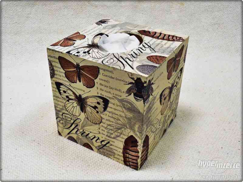 Dřevěná dóza na papírové kapesníky - MOTÝL kostka - foto 1