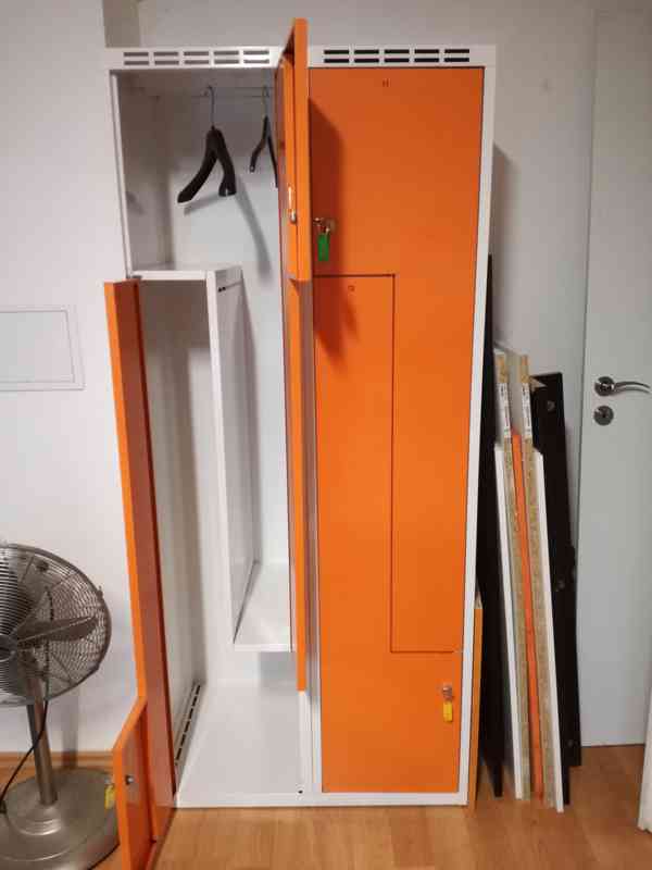 Kovová šatní skříň s dveřmi ve tvaru "Z" - foto 2