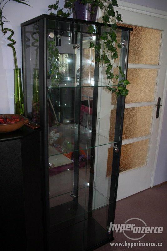 Skleněná vitrína s osvětlením - foto 1