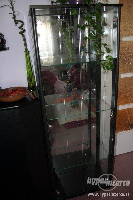 Skleněná vitrína s osvětlením - foto 3