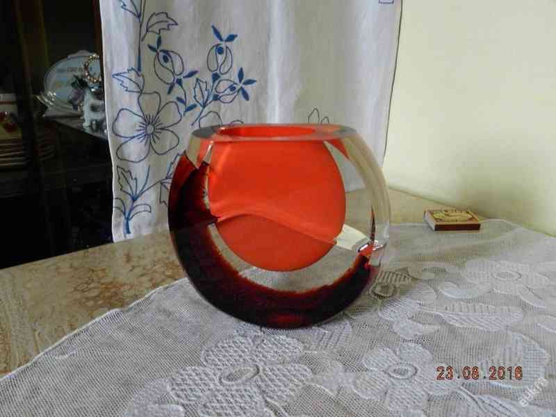 Zajímavá autorská broušená červená Váza Hutní Sklo Čechy - foto 1