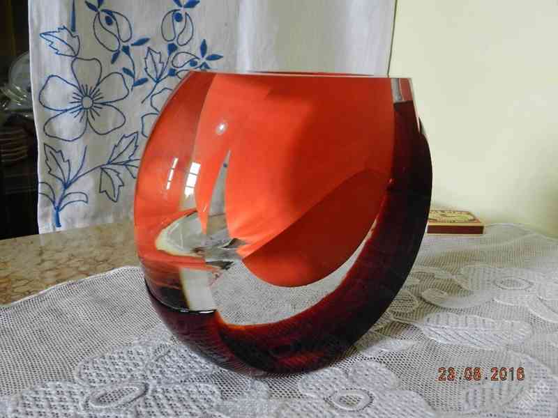 Zajímavá autorská broušená červená Váza Hutní Sklo Čechy - foto 4