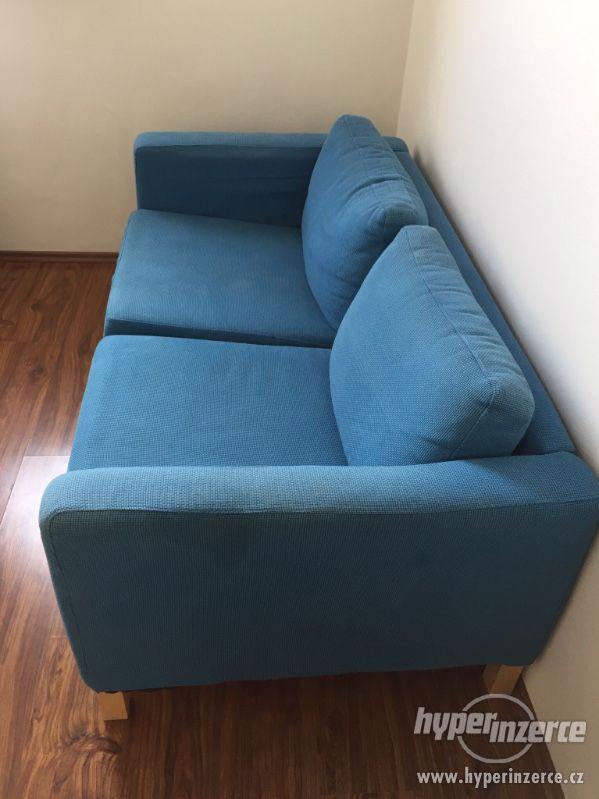 Modrá sedačka - foto 1