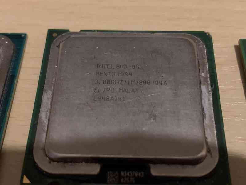 Staré CPU socket 775. Všechny - 200kč. - foto 2