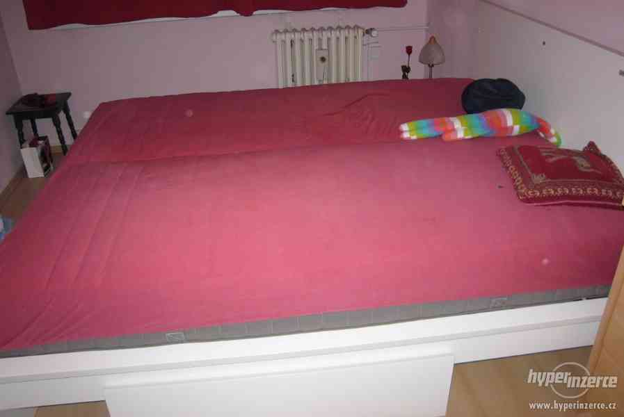 Manželská postel, zn. Ikea, 2 roky stará, matrace, 2 úložné - foto 2