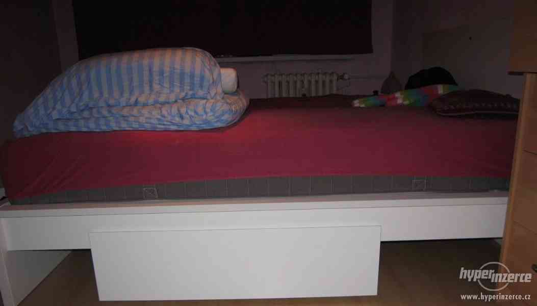 Manželská postel, zn. Ikea, 2 roky stará, matrace, 2 úložné - foto 3