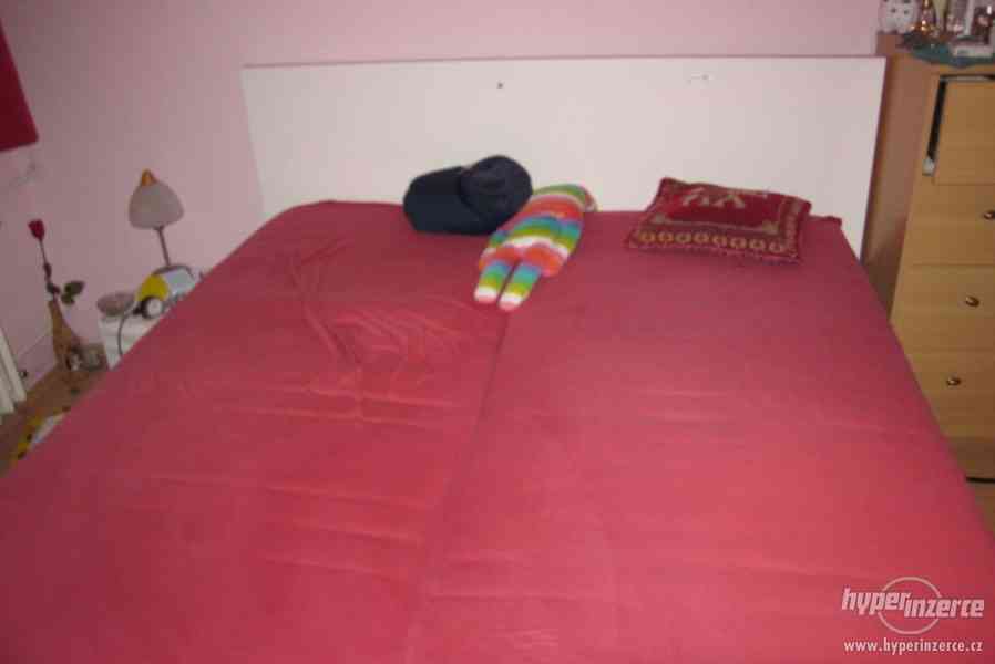 Manželská postel, zn. Ikea, 2 roky stará, matrace, 2 úložné - foto 4