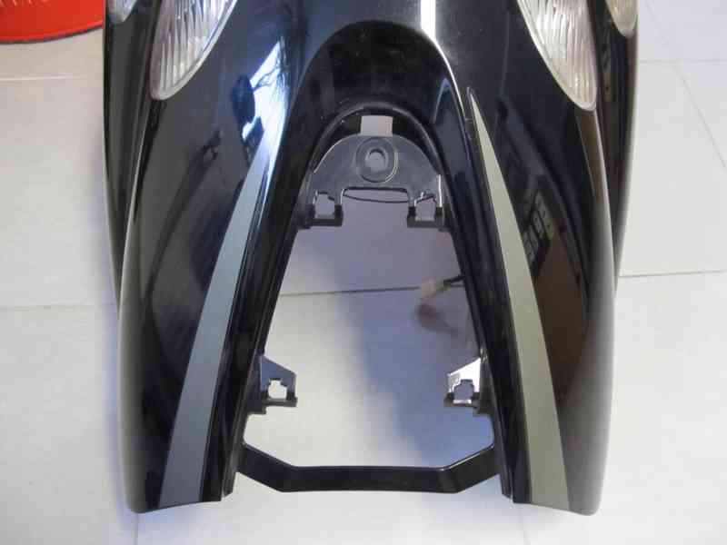 Přední kapota Yamaha T-MAX (2004) - foto 9
