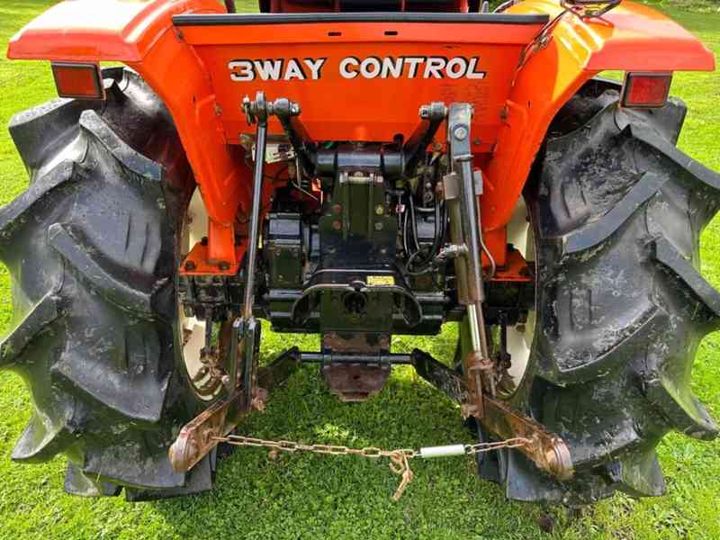 Traktor HINOMOTO E2804 4WD - foto 14