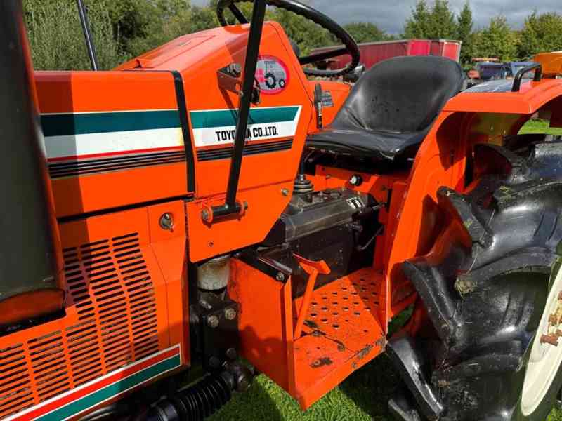 Traktor HINOMOTO E2804 4WD - foto 3