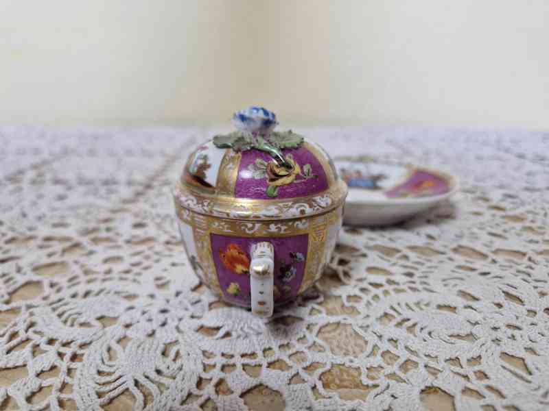 Malovaný porcelánový Hrnek s poklopem Šapo Značeno Míšeň - foto 11