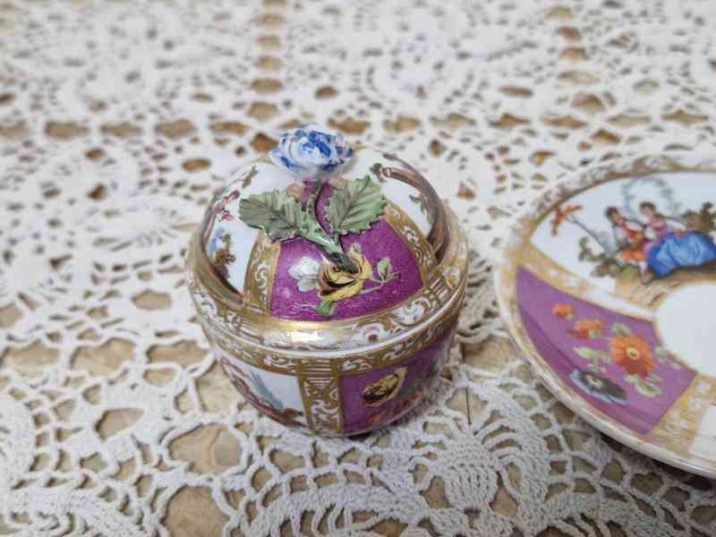 Malovaný porcelánový Hrnek s poklopem Šapo Značeno Míšeň - foto 7