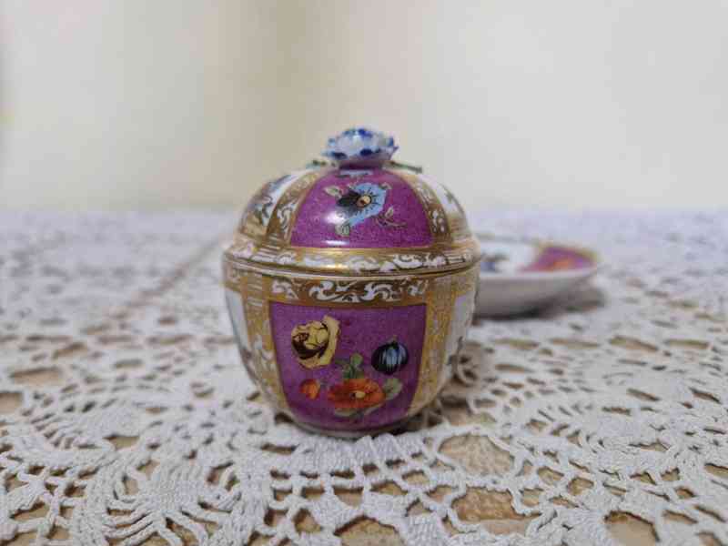 Malovaný porcelánový Hrnek s poklopem Šapo Značeno Míšeň - foto 10