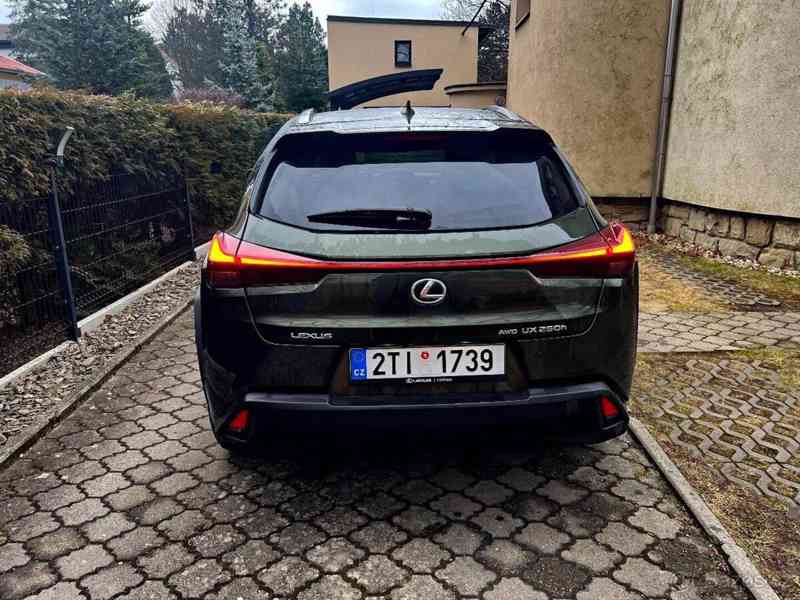 Lexus UX 250h 5/2023 /4x4/ možný odpočet DPH - foto 13