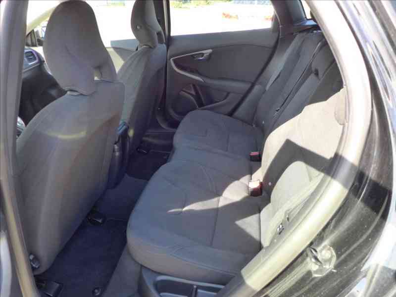 Volvo V40 1,6 D2 KAMERA, PLNÝ SERVIS - foto 6