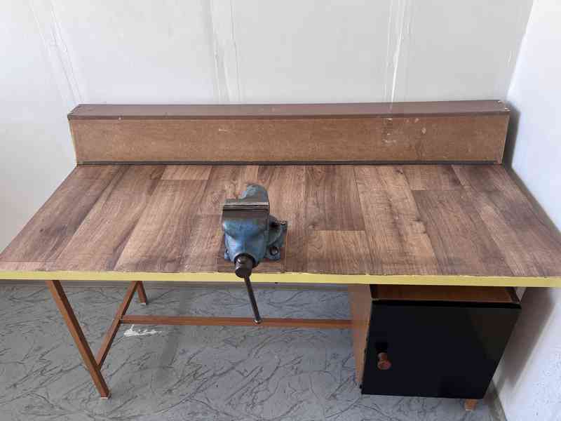 Kvalitní dílenský pracovní stůl se svěrákem - foto 2