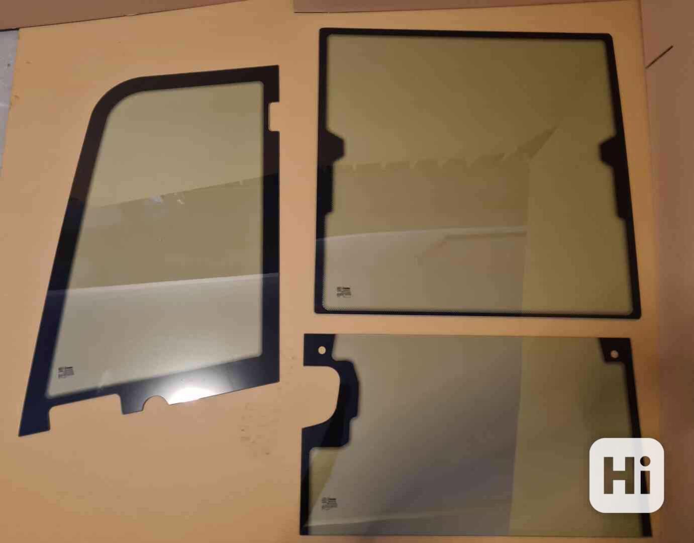 sklá predné horné a dolné , dverové horné na KUBOTU KX027-4 - foto 1