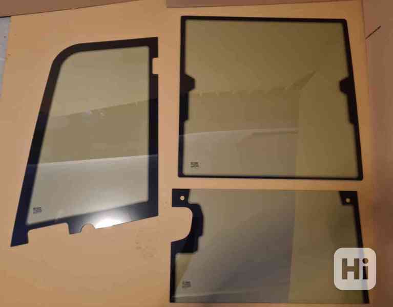 sklá predné horné a dolné , dverové horné na KUBOTU KX027-4 - foto 1