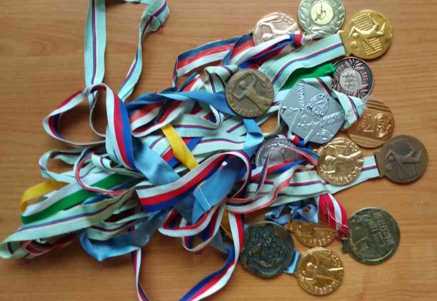 Medaile: fotbal, volejbal, běhy, krosy, triatlon